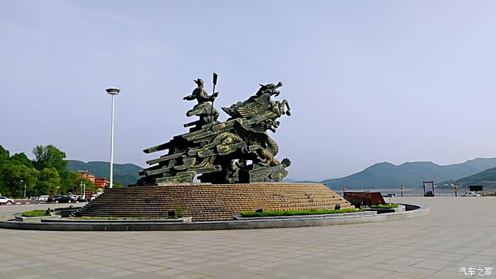 大禹治水雕像高大雄伟