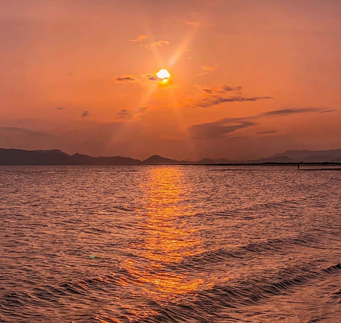 窗外的金黄色日落,完美无瑕.