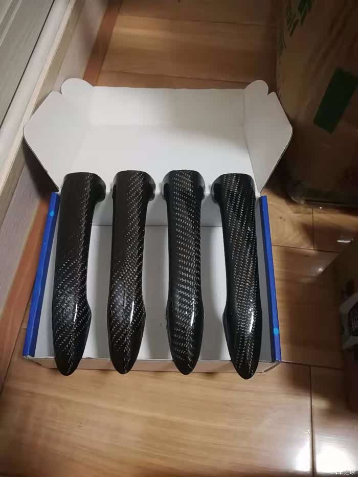 纯手工制作碳纤维细节决定成败