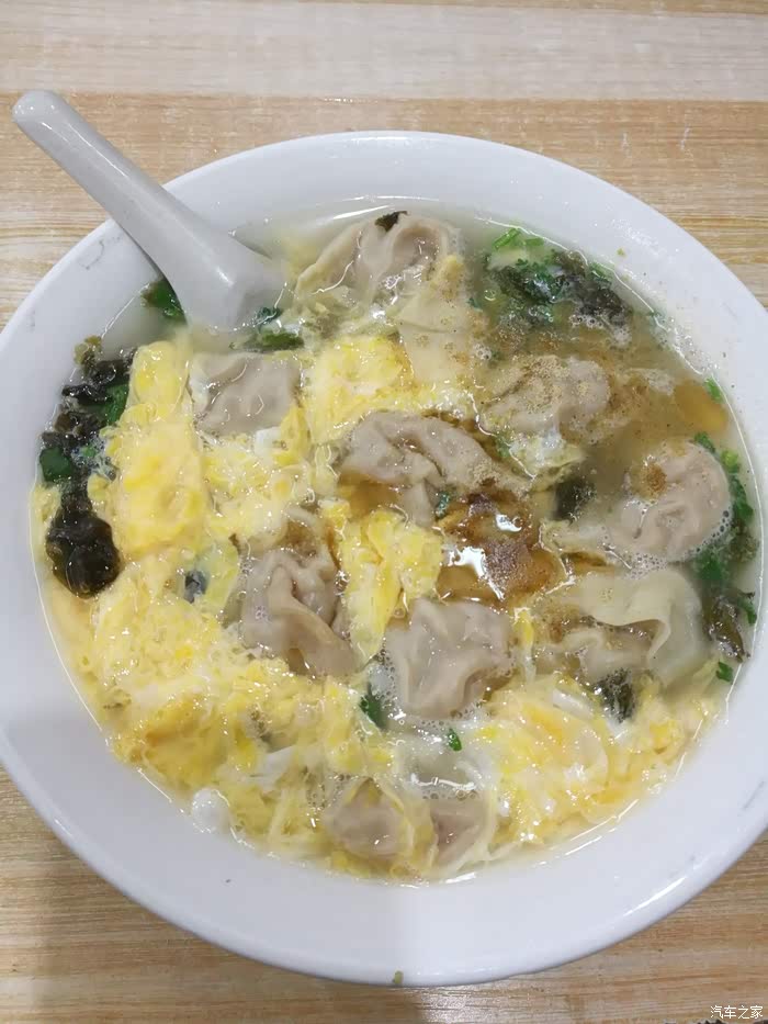 我爱吃天津的云吞,这一碗加鸡蛋才五块五,云吞都是现包的,馅儿大,在