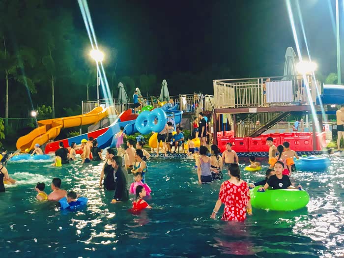 晚上再来个水上乐园,惬意的一天过去了,睡个美梦每天回深