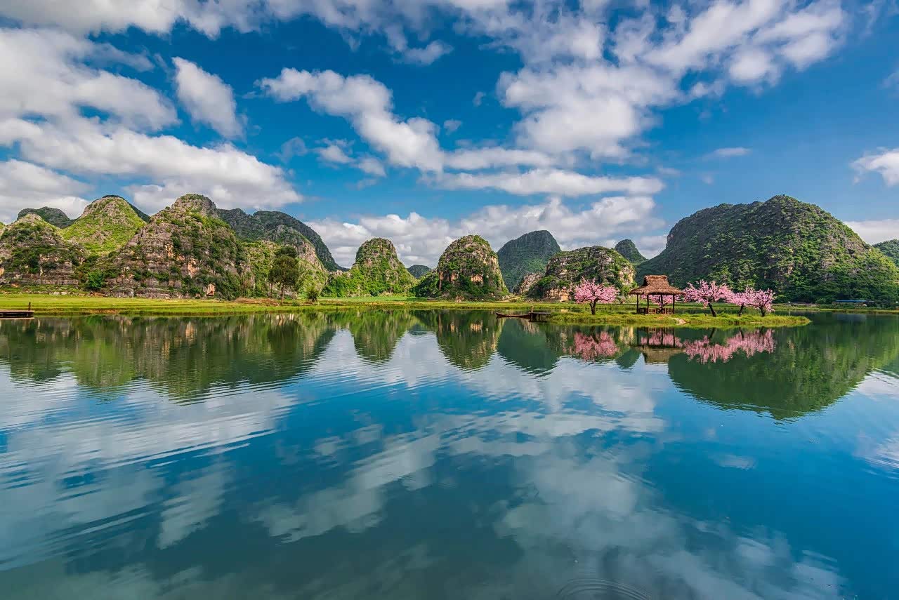 普者黑,既有桂林山水的灵秀,又有江南水乡的婉约.