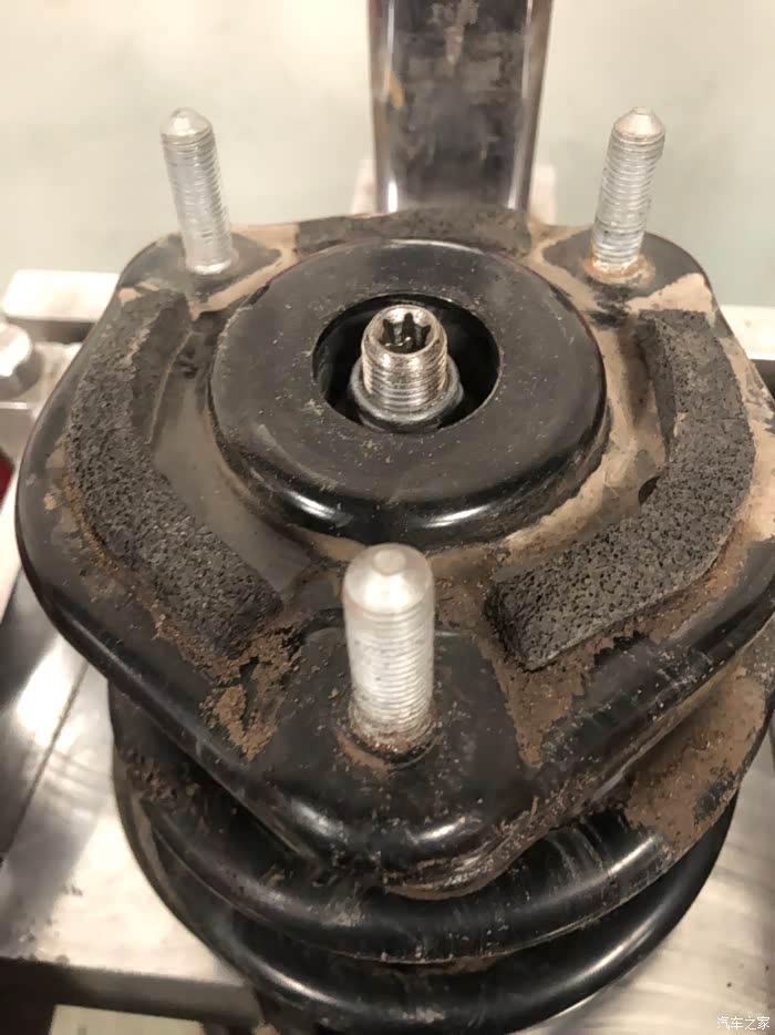 减震器塔顶新旧对比