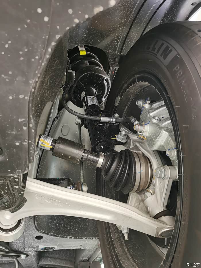 前摆臂是铝合金的,好.后悬臂是铁的.各有利弊吧.算是厚道的.