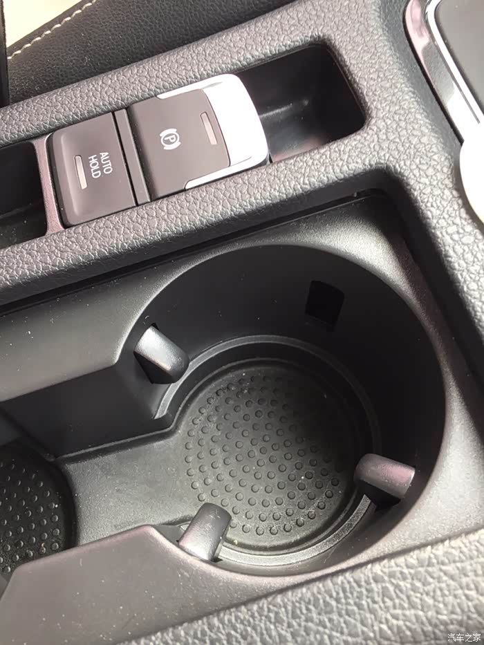 b8迈腾水杯架卡子弹不出来,有两个卡子还掉下去了!