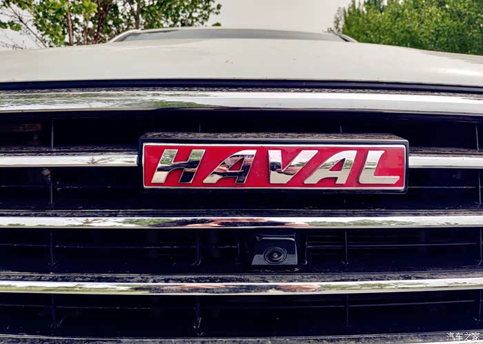 家族式的前脸,特别中网的设计非常有辨识度,哪怕去掉这个醒目的"haval