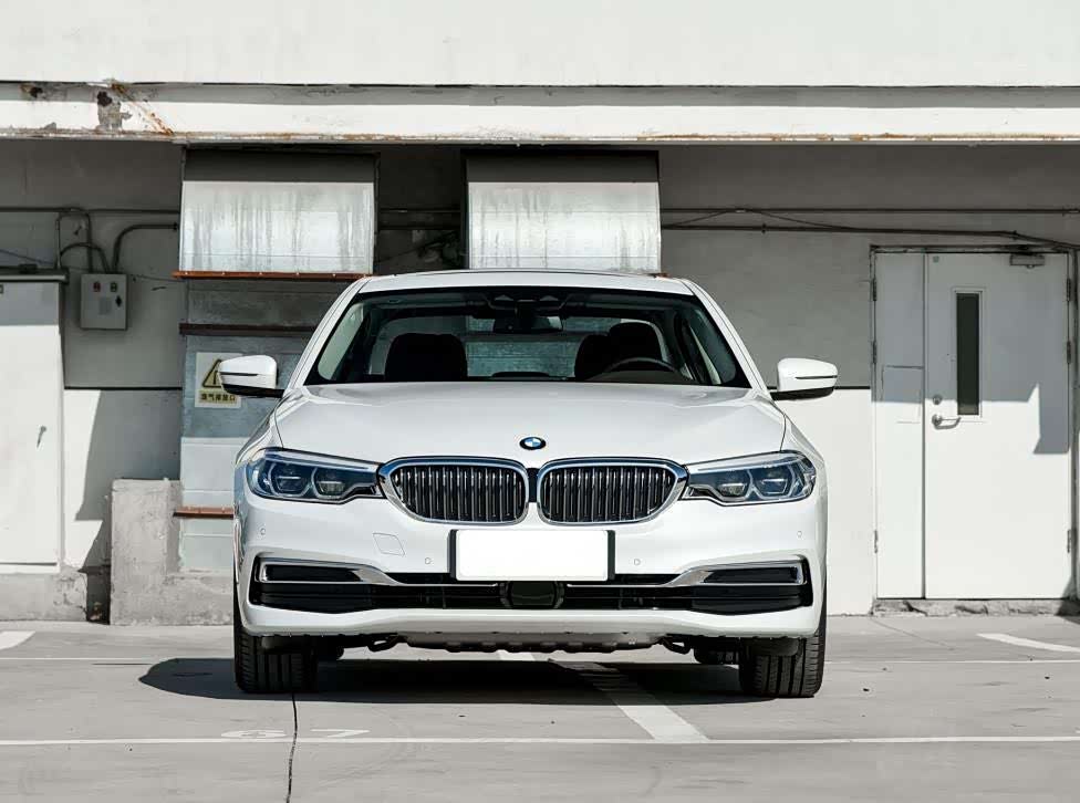 宝马五系外观不用多说侧身高侧面线条尾部构型我很喜爱