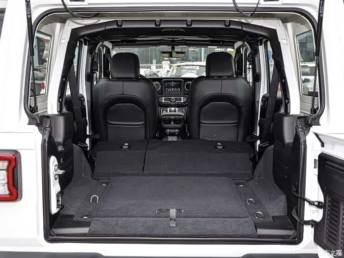 牧马人也非承载车身,后排座椅几乎可以放平!