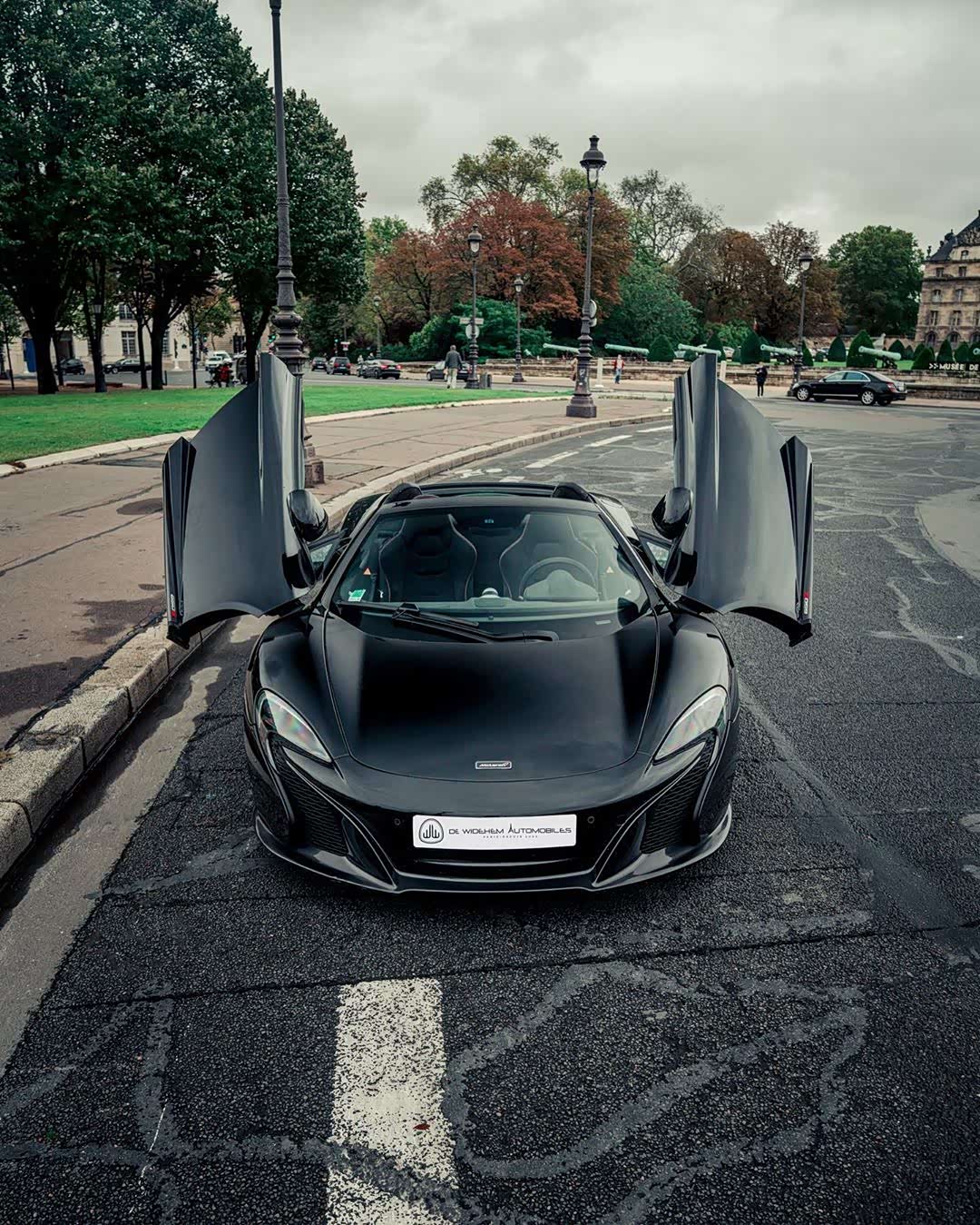 一辆霸气侧漏的黑色超级跑车.