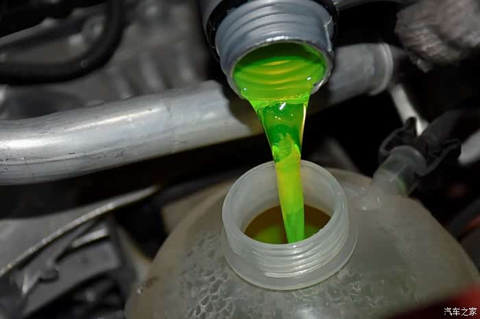 师傅看到我的防冻液没有多了,再帮我添加了些,用的原厂的防冻液,颜色