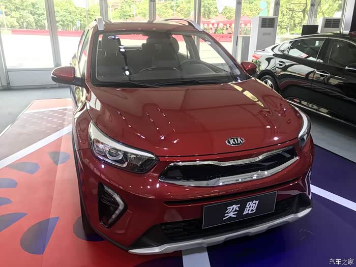 起亚还专门设置了自己的车型展馆,红色的奕跑颜值很高啊.