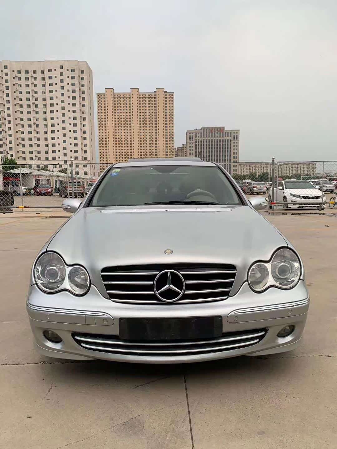 旧款的奔驰c200车身造型很有个性,内饰放在当时还不错的