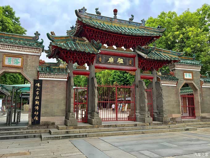 停好车,走了不久就看到了祖庙的大门.