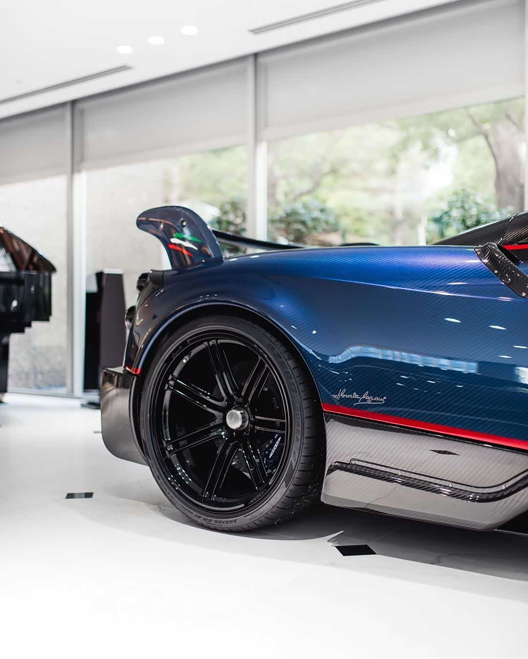 【图】碳纤维的大量运用,造就了他超轻的车身_帕加尼论坛_汽车之家