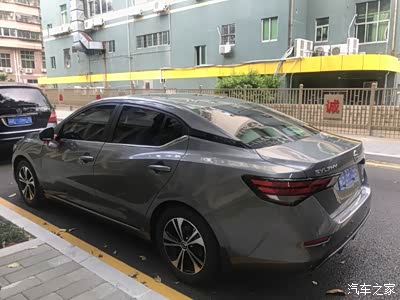 悬浮式的车顶,配合这流线型腰身特别自然帅气.