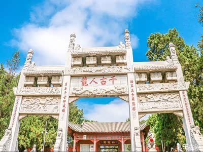 5米刻千古人龙石牌坊耸门外匾额楹联满雕梁画栋鲜艳