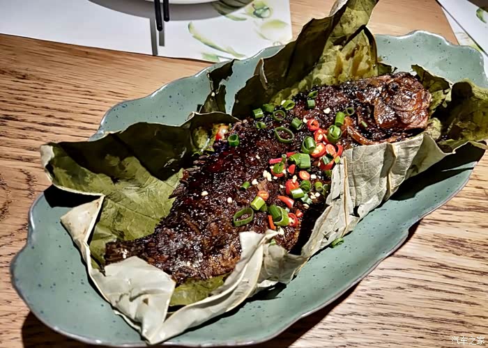 烤鱼,外面包的荷叶,很香,很清爽.