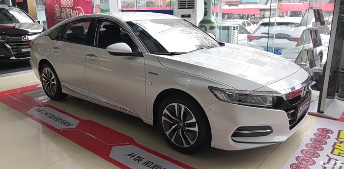 求4s店实拍白色十代雅阁图片