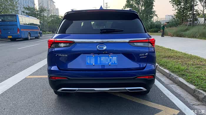 摩天大厦下的那一台闪眼的蓝色传祺gs4