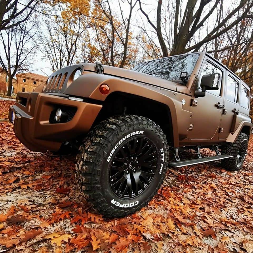 这是一台吉普牧马人改装主要突出的是车身配色很独特