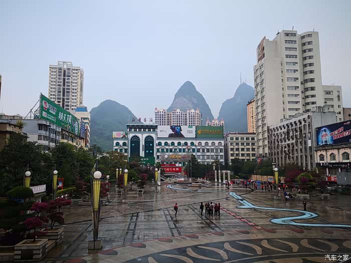 河池中心广场,刚过一点雨