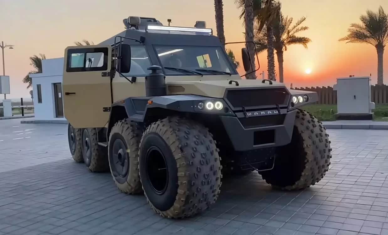 这才是一款越野王者,全车拥有八个越野轮胎,能爬山涉水