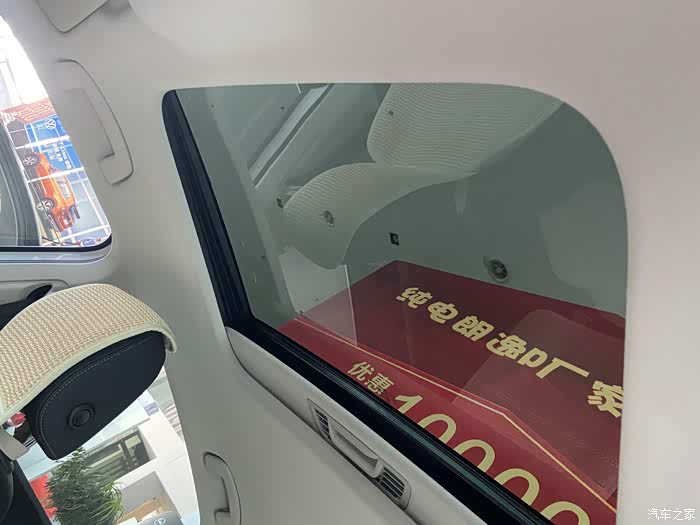 美中足,天窗有点显,现在都全景天窗吗?