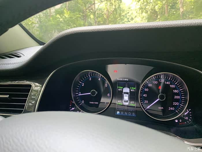 目前跑的也不多,仪表盘还是挺有豪华感的,看上去很有档次的车子
