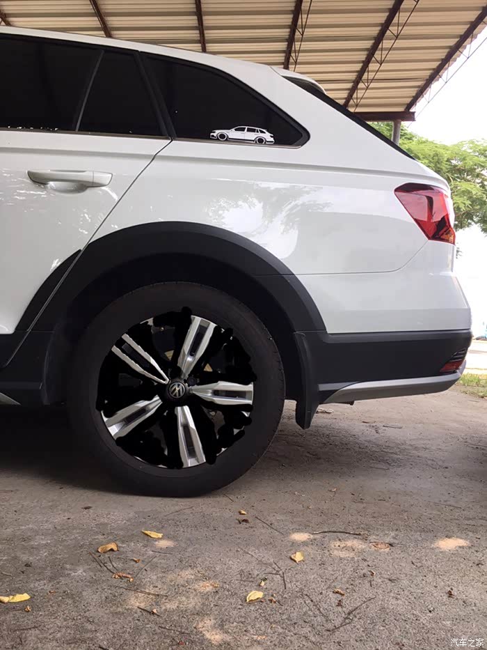 把蔚领轮毂涂黑了,看看还行不