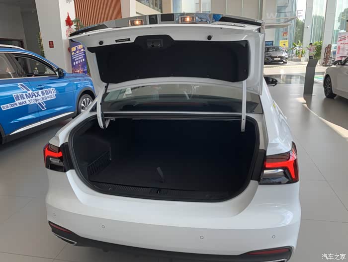 后备箱空间,看着挺能装.