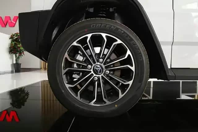 在外观方面豹200采用了方方正正的越野造型