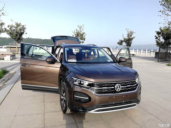 探岳那个颜色更加大方更适合家用呢?