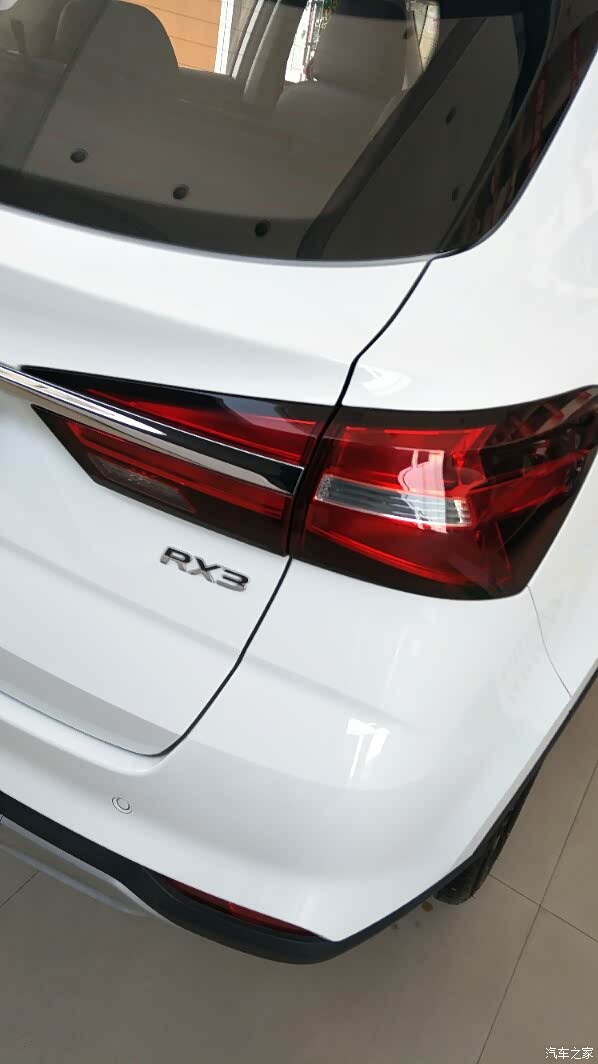 这个是荣威家族式尾灯,销售说是什么交响乐器的形状,反正我是看不