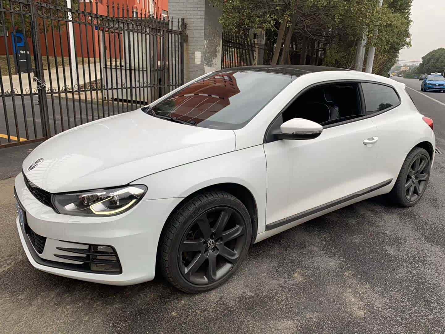 白色车身的大众尚酷更加的迷人