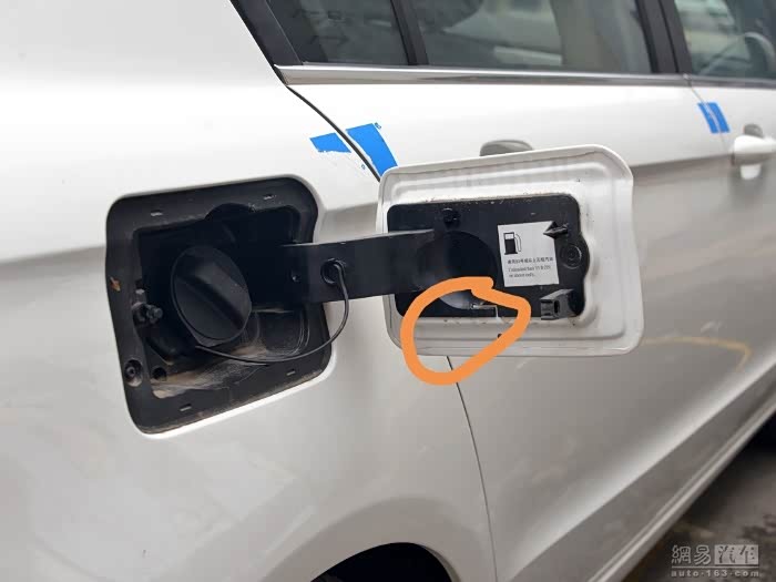 观致3五门版更换油箱盖总成教程