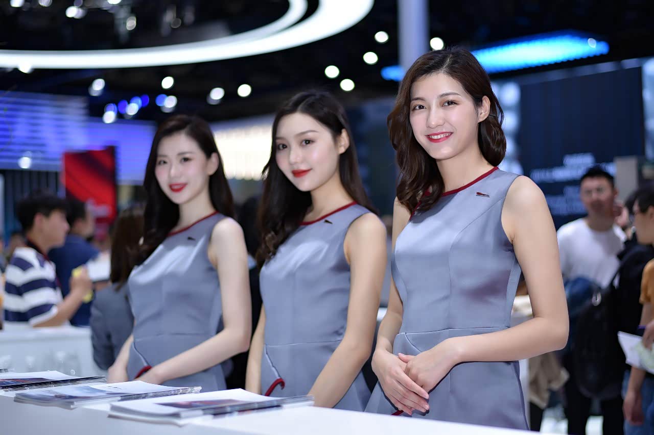 礼仪小姐姐在车展上也是很出众的了