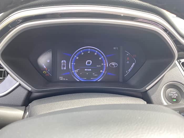 液晶的仪表盘显示,干净清爽,数字时速的显示,遇到测速的时候一眼就能