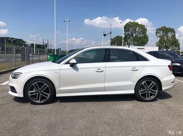 奥迪a3侧面腰线和轮毂很凌厉有着一定的运动感