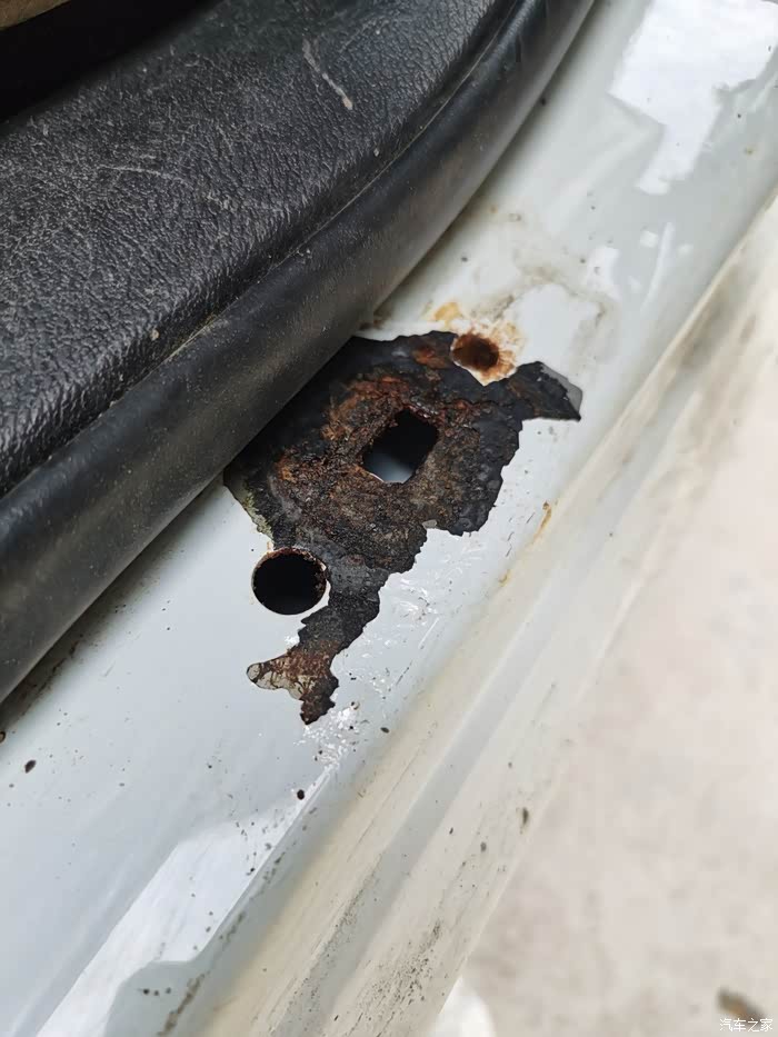 我基本没发现有主动锈蚀现象,人为的除外,而且我车门碰掉漆露铁两年了