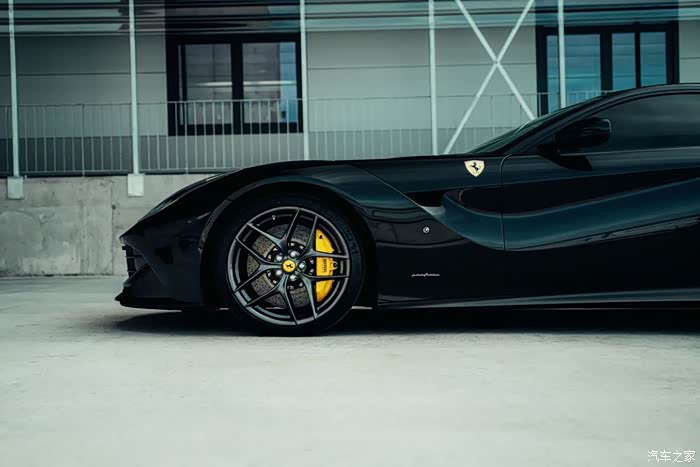 黑色的法拉利ferrarif12berline车标特别