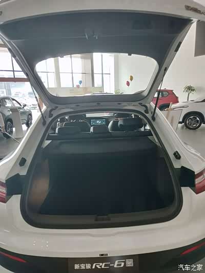 宽敞的后备箱空间.