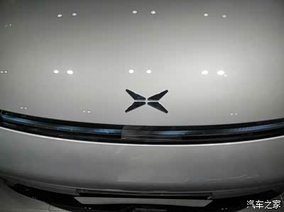 银色    配这车标看还蛮气哦