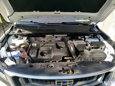 整齐的发动机舱