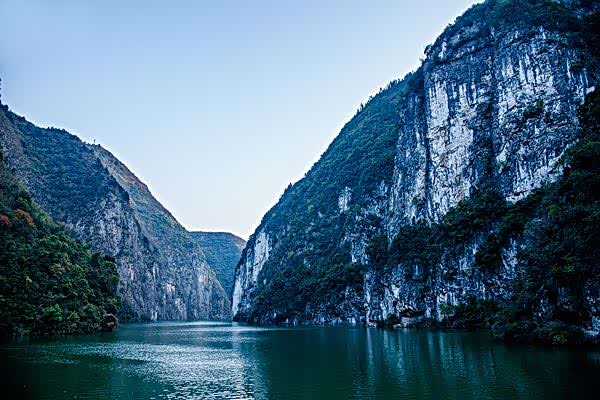 神农溪蜿蜒起伏,青山叠嶂.看起来,就像一幅绝美的泼墨山水画