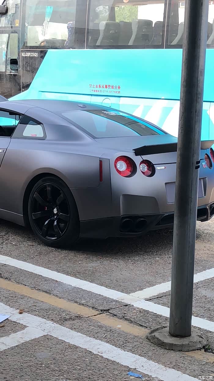 上牌的时候遇见贼帅的gtr,整个车管所都是排气声,羡慕的行