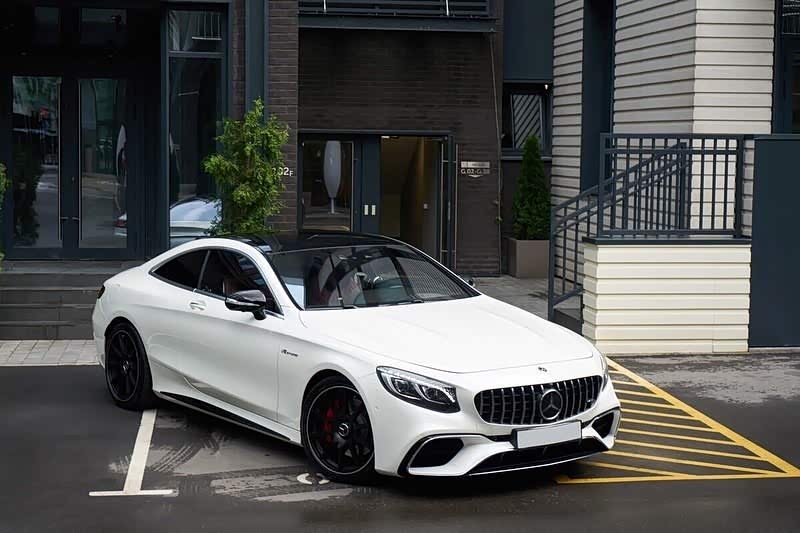 白色的mercedes benz s63 amg太低调.