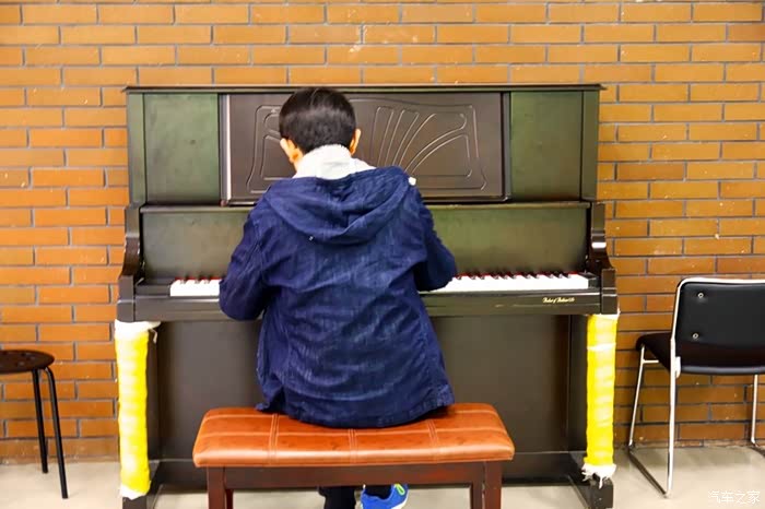 努力练琴的学弟,这是要比赛吗?这么努力