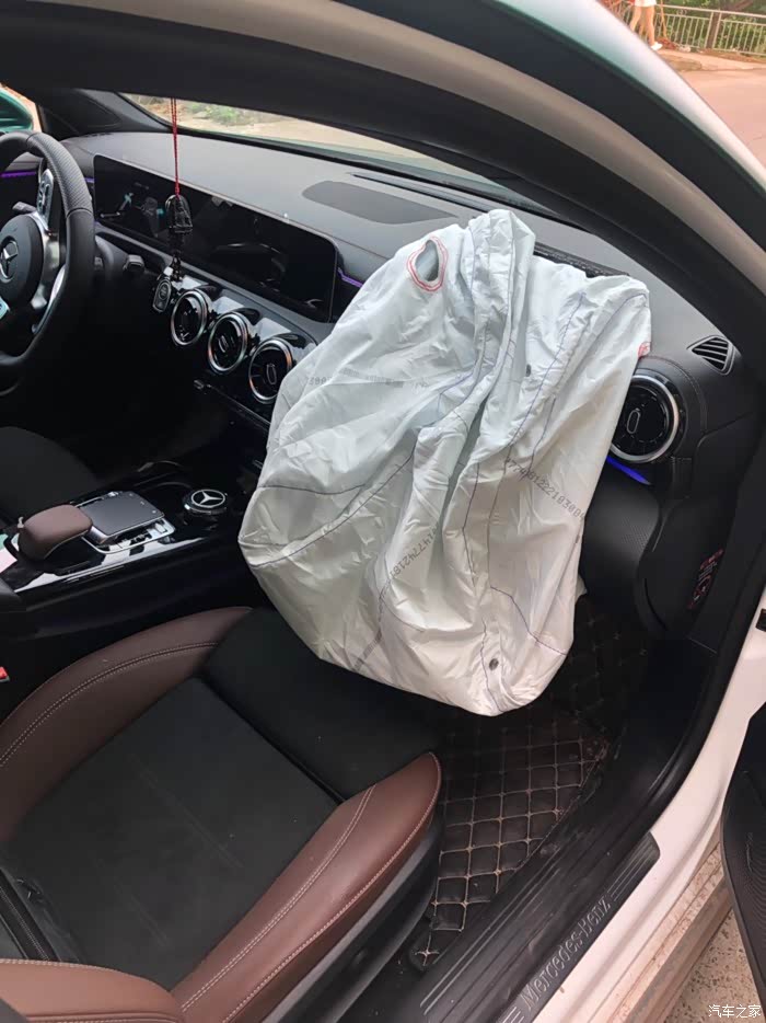 奔驰全新a200l一天爆胎两次安全气囊都出来了