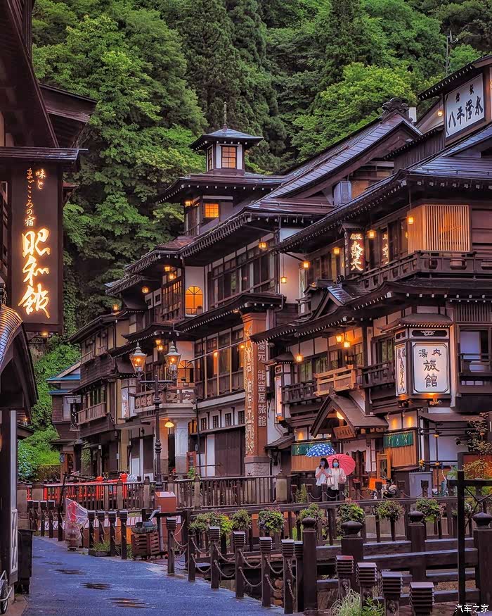 日本,银山温泉的梦幻夜晚,真美.