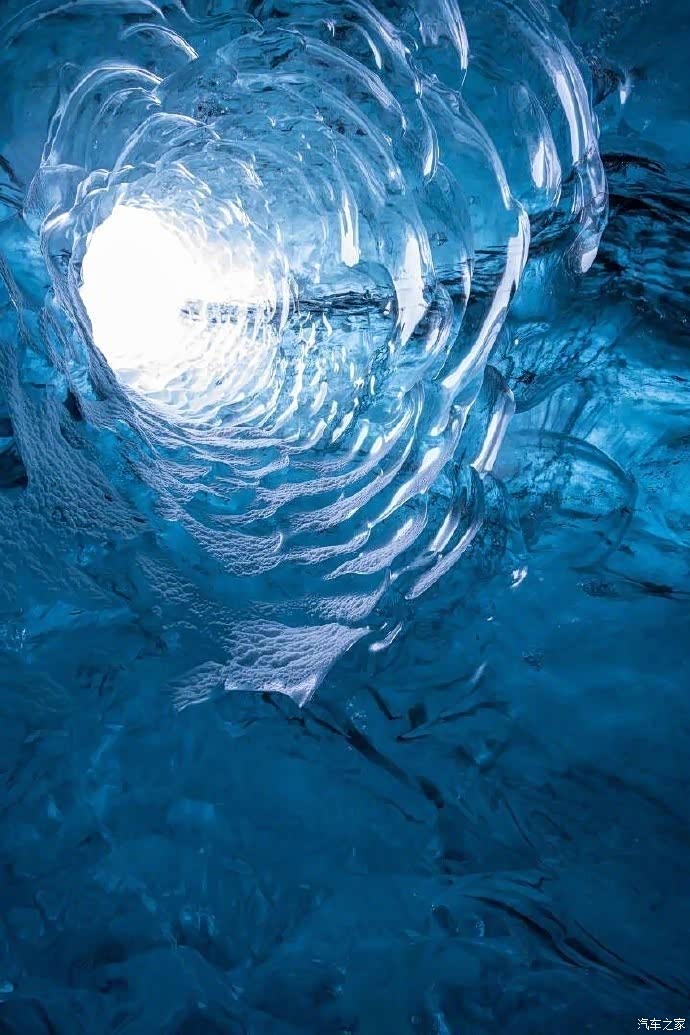 冰岛的水晶冰洞,犹如一座梦幻的冰晶宫殿,真漂亮.